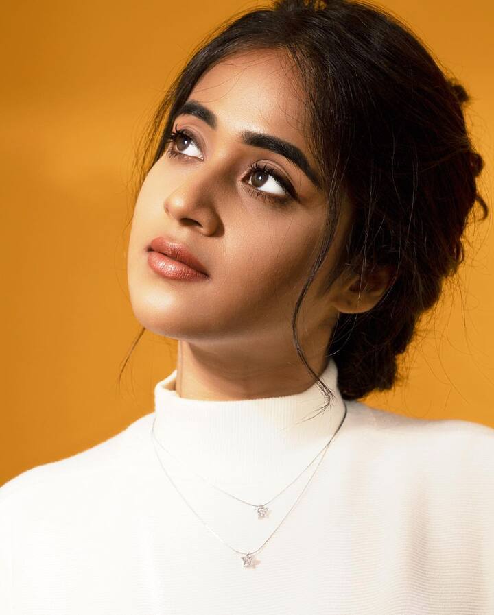 దీప్తి సునయన అందమైన ఫోటోలు.  Image Credit: Deepthi Sunaina/Instagram