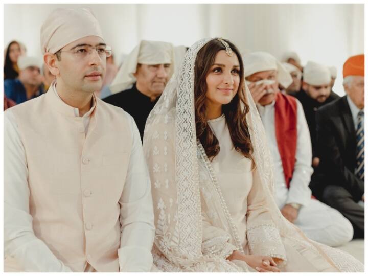 इस दौरान  राघव चड्ढा और परिणीति चोपड़ा ने अकाल तख्त साहिब के दरबार में मत्था टेका.