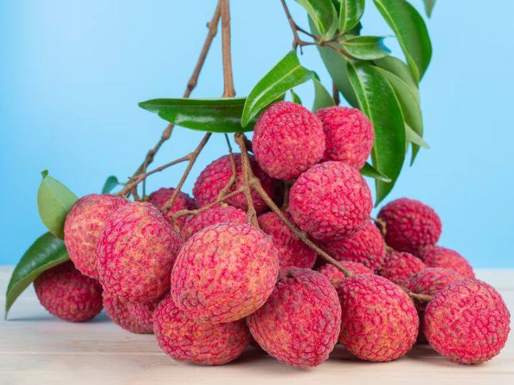 जिन लोगों को लो ब्लड प्रेशर की समस्या रहती है उन्हें भी लीची का सेवन करने से बचना चाहिए, क्योंकि इससे ब्लड प्रेशर की समस्या और ज्यादा बढ़ सकती है.