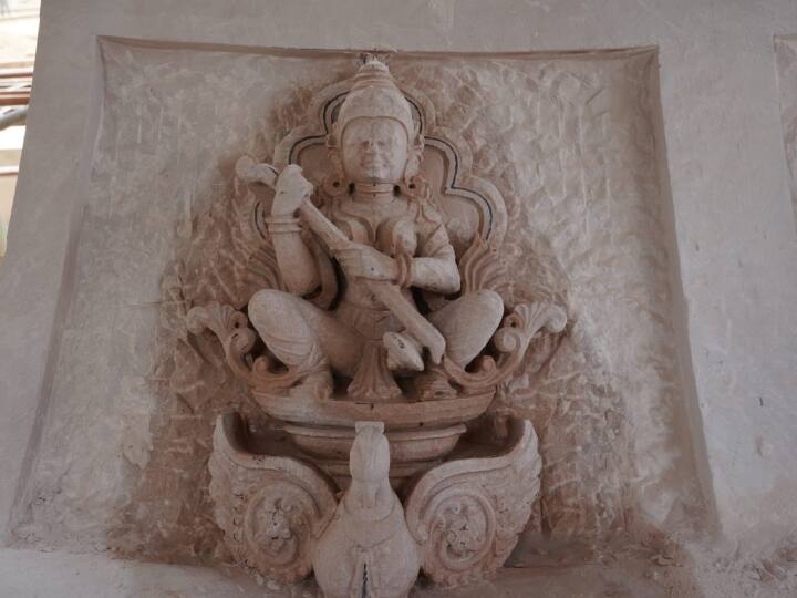 भगवान रामलला के मंदिर में जो पत्थर लगाए जा रहे हैं उन पत्थरों में 3600 देवी देवताओं की मूर्ति बनाई जाएगी और मूर्ति बनाने का कार्य प्रारंभ हो चुका है.