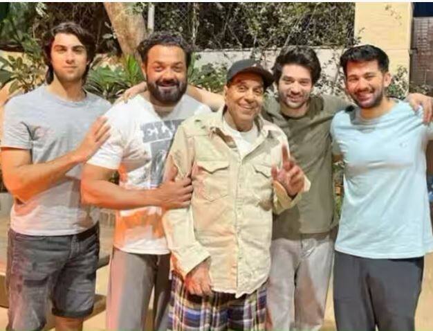 Dharmendra Qualification : ਅਭਿਨੇਤਾ ਧਰਮਿੰਦਰ ਨੇ ਆਪਣੀ ਮਿਹਨਤ ਨਾਲ ਇੰਡਸਟਰੀ ਵਿੱਚ ਇੱਕ ਖਾਸ ਮੁਕਾਮ ਹਾਸਲ ਕੀਤਾ ਹੈ ਪਰ ਇੱਥੇ ਅਸੀਂ ਉਨ੍ਹਾਂ ਦੇ ਕਰੀਅਰ ਬਾਰੇ ਨਹੀਂ ਬਲਕਿ ਅਦਾਕਾਰ ਅਤੇ ਉਨ੍ਹਾਂ ਦੇ ਪਰਿਵਾਰ ਦੀ ਸਿੱਖਿਆ ਬਾਰੇ ਜਾਣਕਾਰੀ ਦੇਣ ਜਾ ਰਹੇ ਹਾਂ।