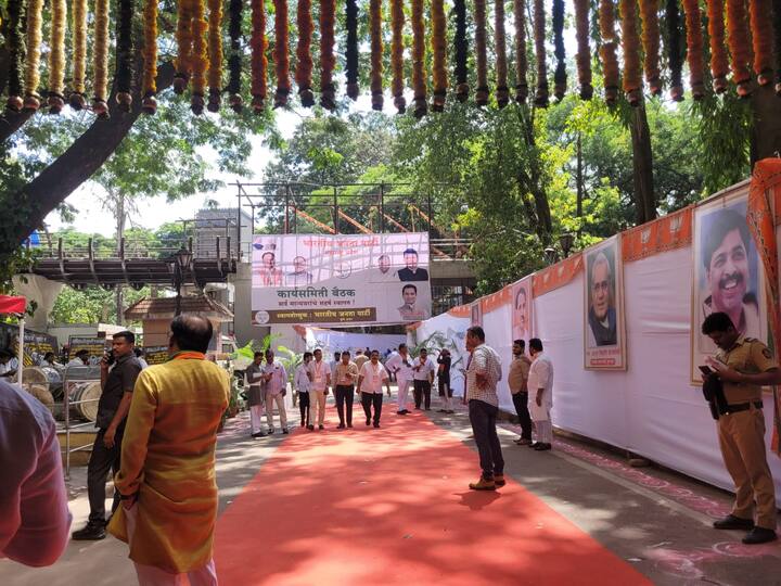 या बैठकीला प्रदेशाध्यक्ष चंद्रशेखर बावनकुळे, उपमुख्यमंत्री देवेंद्र फडणवीस, पालकमंत्री चंद्रकांत पाटील यांच्यासह राज्यातील खासदार, आमदार आणि पदाधिकारी असे मिळून 1200 च्या आसपास कार्यकर्ते उपस्थित राहण्याची शक्यता आहे.