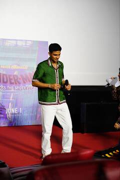 Shubman gill : ஸ்பைடர் மேனாக மாறிய இளம் கிரிக்கெட் வீரர்..கார் மேல் ஏறி நின்று போஸ் கொடுத்த சுப்மன் கில்!