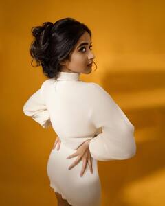 Deepthi Sunaina: రూట్ మార్చిన దీప్తి సునయన- పొట్టి డ్రెస్ లో చబ్బీ లుక్స్