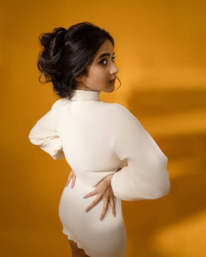 పొట్టి దుస్తుల్లో కనిపించి కుర్రాళ్ల మతిపోగొట్టేస్తుంది.  Image Credit: Deepthi Sunaina/Instagram