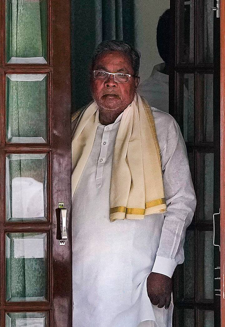 वह मैसूर विश्वविद्यालय से विज्ञान में स्नातक की डिग्री हासिल करने वाले अपने परिवार के पहले सदस्य थे. उन्होंने मैसूर विश्वविद्यालय से ही कानून की डिग्री भी ली और कुछ समय तक वकालत की.