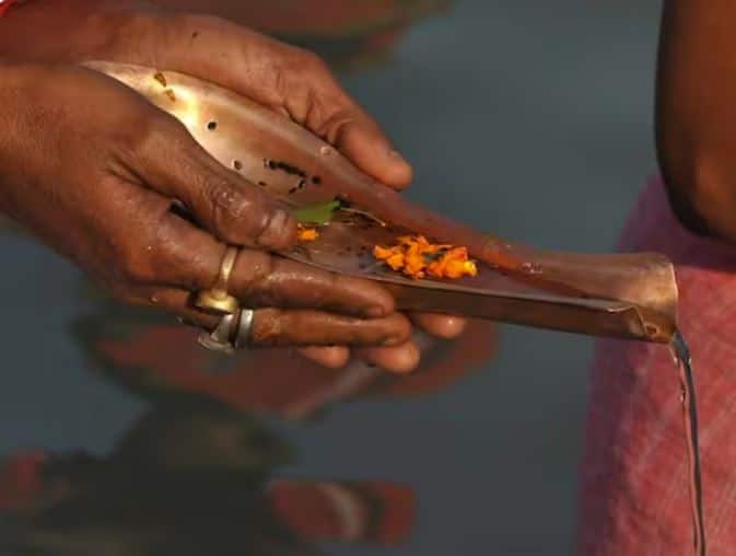 ਜੋਤਿਸ਼ ਵਿੱਚ ਚੰਦਰਮਾ ਨੂੰ ਮਨ ਦਾ ਕਾਰਕ ਮੰਨਿਆ ਗਿਆ ਹੈ ਅਤੇ ਅਮਾਵਸਿਆ ਵਾਲੇ ਦਿਨ ਚੰਦਰਮਾ ਨਜ਼ਰ ਨਹੀਂ ਆਉਂਦਾ। ਅਜਿਹੇ 'ਚ ਜੋ ਲੋਕ ਬਹੁਤ ਭਾਵੁਕ ਹੁੰਦੇ ਹਨ, ਉਨ੍ਹਾਂ 'ਤੇ ਇਸ ਗੱਲ ਦਾ ਸਭ ਤੋਂ ਜ਼ਿਆਦਾ ਅਸਰ ਪੈਂਦਾ ਹੈ। ਇਸ ਦਿਨ ਕਿਸੇ ਲਈ ਮਾੜੇ ਵਿਚਾਰ ਨਾ ਲਿਆਓ ਕਿਉਂਕਿ ਰਾਤ ਦੀਆਂ ਸ਼ਕਤੀਆਂ ਅਜਿਹੇ ਲੋਕਾਂ ਨੂੰ ਪ੍ਰਭਾਵਿਤ ਕਰਦੀਆਂ ਹਨ। ਉਹ ਸਹੀ ਅਤੇ ਗਲਤ ਵਿੱਚ ਫਰਕ ਕਰਨ ਵਿੱਚ ਅਸਮਰੱਥ ਹੋ ਜਾਂਦੇ ਹਨ ਅਤੇ ਅੰਤ ਵਿੱਚ ਨੁਕਸਾਨ ਕਰਦੇ ਹਨ। ਇਸ ਦੇ ਲਈ ਹਨੂੰਮਾਨ ਜੀ ਦੇ ਮੰਤਰਾਂ ਦਾ ਜਾਪ ਕਰੋ। ਇਸ ਨਾਲ ਤੁਹਾਡਾ ਮਨ ਭਟਕਣ ਵਾਲਾ ਨਹੀਂ ਹੋਵੇਗਾ।