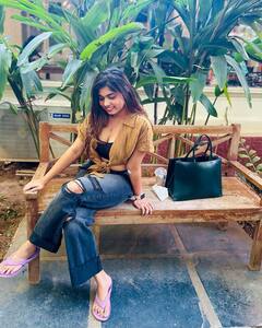 జీన్స్ లో మైమరపిస్తున్న రీతూ చౌదరి