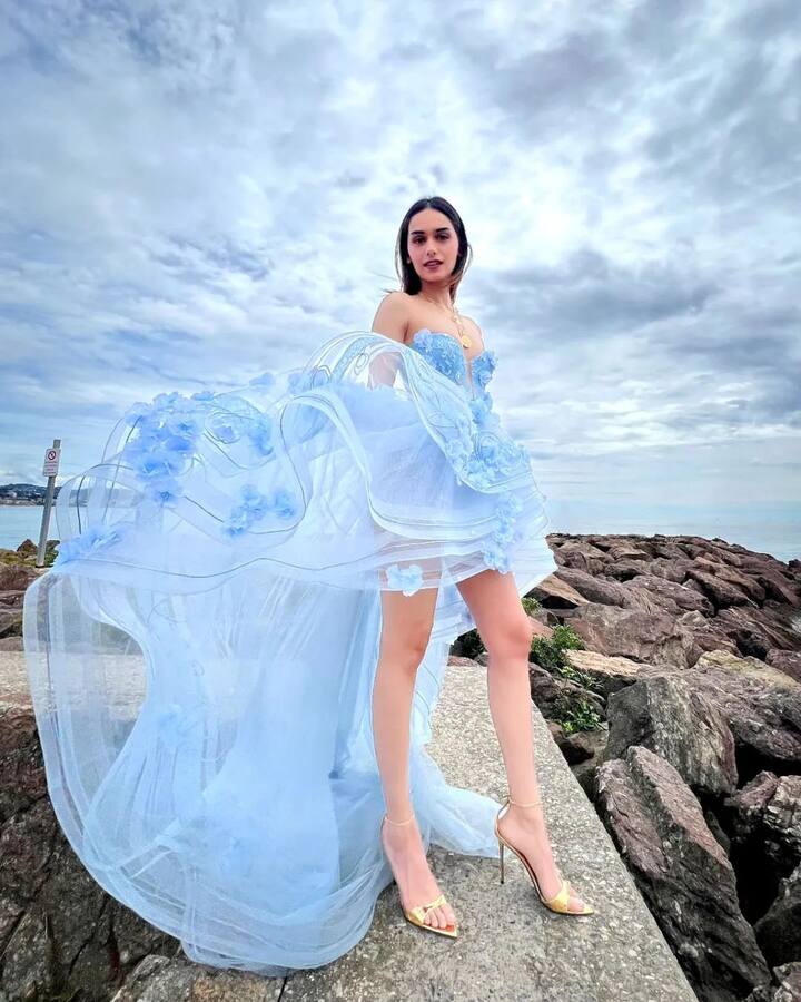 तस्वीरों में मानुषी एक बार फिर ग्लैम लुक में फैंस के होश उड़ाती दिखाई दीं. एक्ट्रेस ने कान्स में फाइनल लुक के लिए पेस्टल ब्लू कलर का ट्रांसपेरेंट गाउन पहना है.