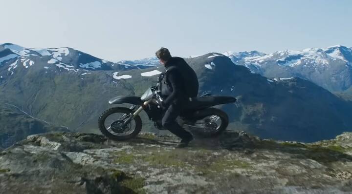 படத்தில் வரும் அனைத்து ஸ்டண்ட் காட்சிகளிலும் டூப் இல்லாமல், டாம் க்ரூஸே நடித்துள்ளார். படப்பிடிப்பின் போது எடுக்கப்பட்ட வீடியோவை சூர்யா தனது ட்விட்டர் பக்கத்தில் ஷேர் செய்து டாம் க்ரூஸை பாராட்டினார்.