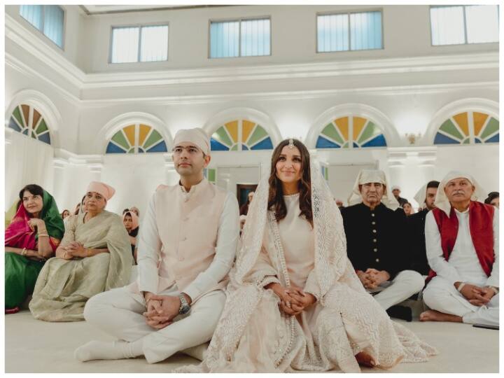 आप राज्यसभा सांसद राघव चड्ढा और बॉलीवुड एक्ट्रेस परिणीति चोपड़ा अपने परिवारिक सदस्यों के साथ  अकाल तख्त साहिब पहुंचे.