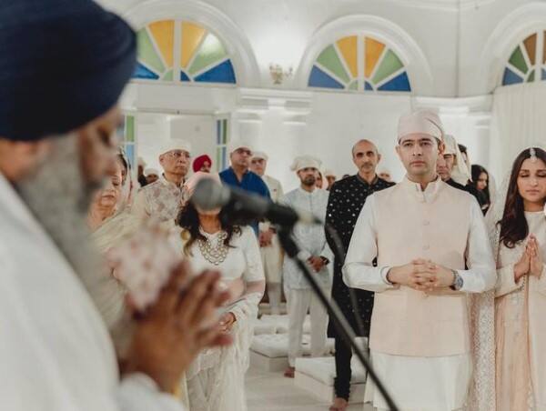 बता दें कि परिणीति और राघव की सगाई पंजाबी रीति-रिवाजों से हुई थी. इस दौरान कपल के लिए रागी जत्थे के द्वारा शब्द-कीर्तन भी किया गया था.