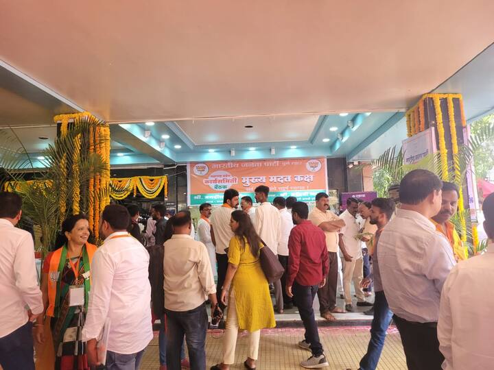 भाजपाचे राष्ट्रीय अध्यक्ष जेपी नड्डा यांच्या अध्यक्षतेखाली बैठक होत आहे.