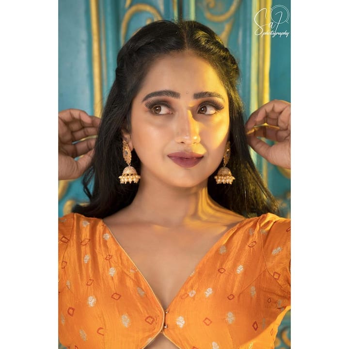 ప్రస్తుతం ఆషిక 'త్రినయని' అనే సీరియల్ లో నటిస్తోంది. భవిష్యత్ తెలిసిన అమ్మాయిగా..కుటుంబాన్ని రక్షిస్తున్న పాత్రలో నటిస్తోంది