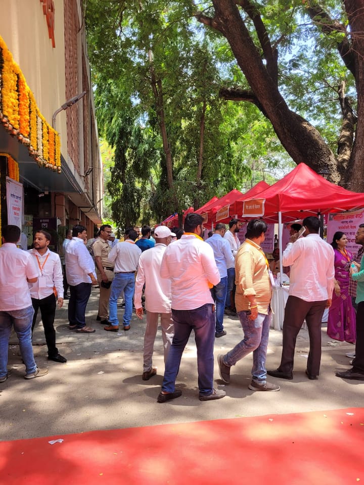 ढोल-ताशा आणि शेकडो कार्यकर्ते त्यांच्या स्वागतासाठी जमले आहेत.