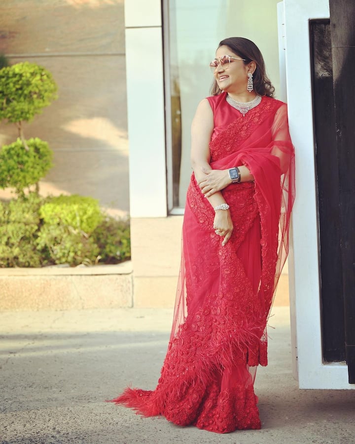 Dolly Jain Famous Saree draping artist tied saree to Sara Ali Khan in