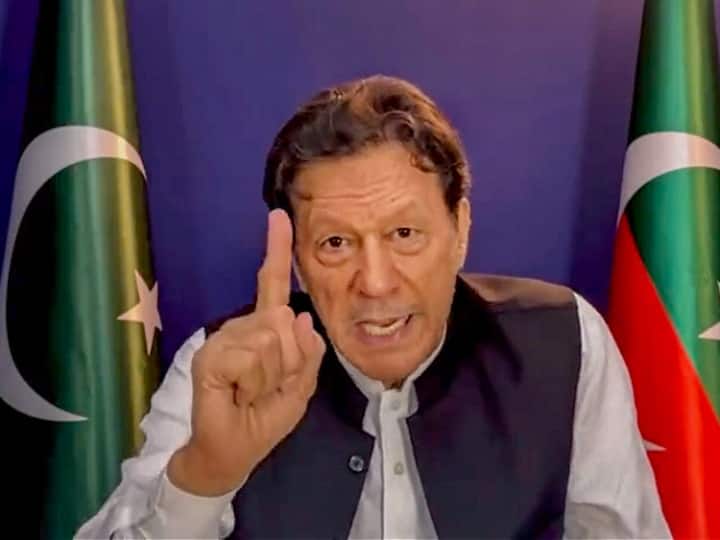 Imran Khan Case He warned to Pakistani Army and Government says they have misunderstanding that in will be back down 'आतंकी पालती है पाकिस्तान की सेना, गलतफहमी में न रहें कि...', घर की घेराबंदी के बीच बोले इमरान खान