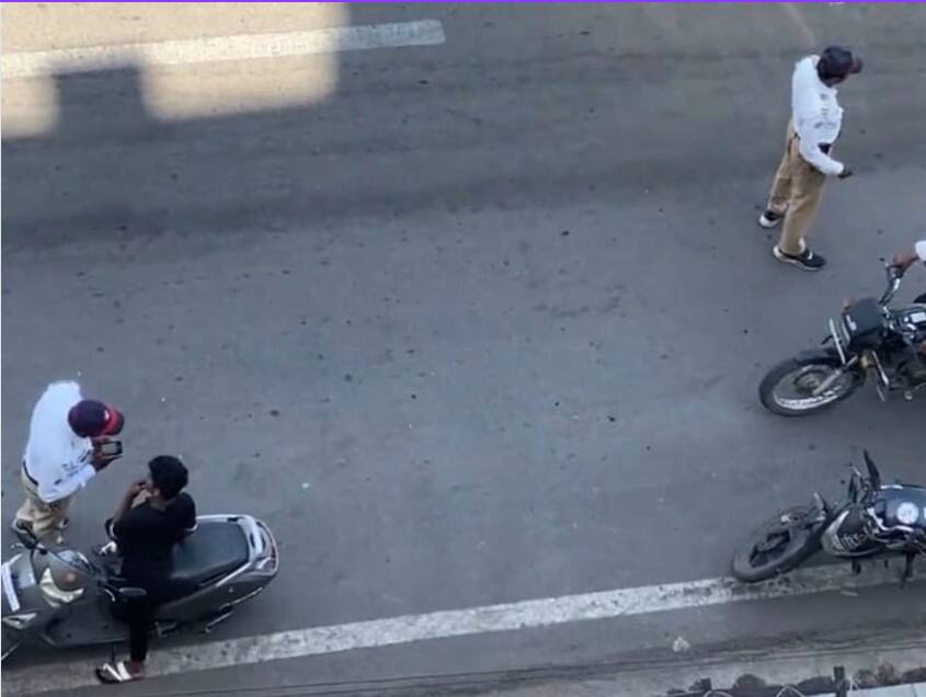 Pune Traffic Police : ट्रॅफिक पोलिसांनी गुपचूप पैसे घेतले; रंगेहाथ लाच घेतल्याचा व्हिडीओ व्हायरल, दोन्ही पोलिसांचं थेट निलंबन Pune Traffic police Two traffic cops caught in lens accepting bribe from traffic violators, suspended Pune Traffic Police : ट्रॅफिक पोलिसांनी गुपचूप पैसे घेतले; रंगेहाथ लाच घेतल्याचा व्हिडीओ व्हायरल, दोन्ही पोलिसांचं थेट निलंबन