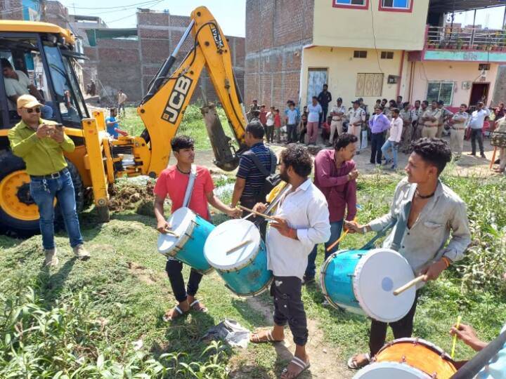 Ujjain Police demolish mafia's house by bulldozer on the beat of drums ANN Mafiya Abhiyan: बदमाशों के घर पर चला मामा का 'बुलडोजर', पुलिस ने मकान के सामने बजवाए ढोल