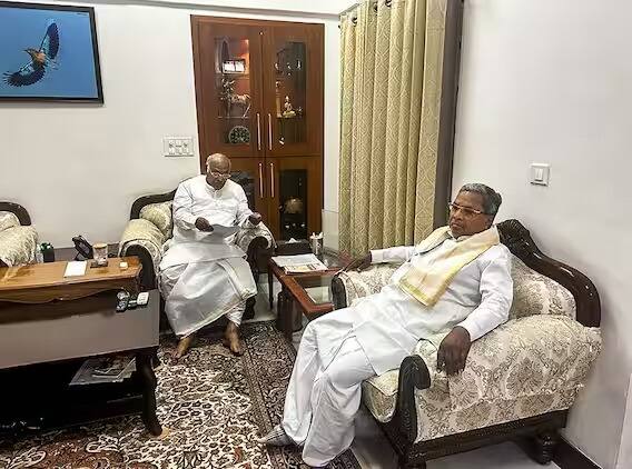 काँग्रेस हायकमांडला मुख्यमंत्रीपदावर शिक्कामोर्तब करण्यासाठी तब्बल चार दिवस लागले. यादरम्यान अनेक बैठका झाल्या. या छायाचित्रात सिद्धरमय्या काँग्रेस अध्यक्ष मल्लिकार्जुन खर्गे यांच्यासोबत बसलेले दिसत आहेत.