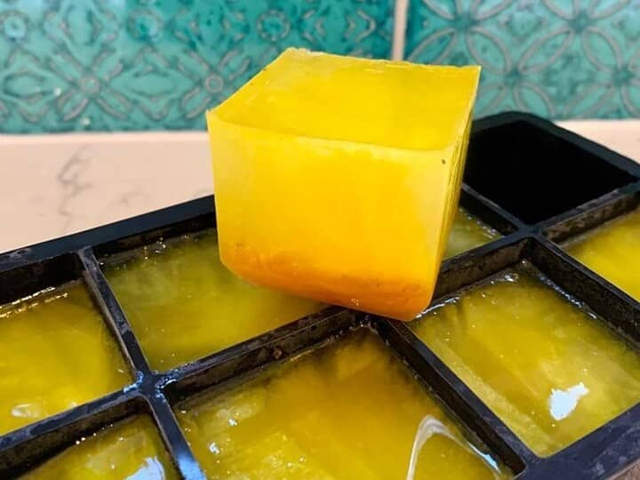 benefits of turmeric ice cube for open pores स्किन की इस दिक्कत को दूर कर देगा हल्दी वाला आइस क्यूब... बस समझ लीजिए इस्तेमाल का तरीका