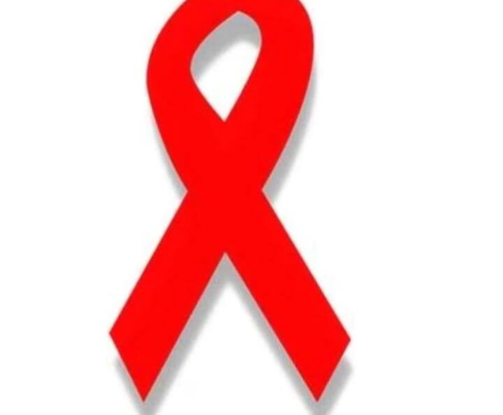 ਦੱਸ ਦੇਈਏ ਕਿ ਏਡਜ਼ ਇਕ ਅਜਿਹੀ ਬੀਮਾਰੀ ਹੈ ਜੋ ਸਿੱਧੇ ਤੌਰ 'ਤੇ ਮਰੀਜ਼ ਦੀ ਇਮਿਊਨ ਸਿਸਟਮ 'ਤੇ ਹਮਲਾ ਕਰਦੀ ਹੈ ਅਤੇ ਇਸ ਨੂੰ ਇੰਨੀ ਕਮਜ਼ੋਰ ਕਰ ਦਿੰਦੀ ਹੈ ਕਿ ਸਰੀਰ ਕਿਸੇ ਹੋਰ ਬੀਮਾਰੀ ਤੋਂ ਬਚਾਅ ਕਰਨ 'ਚ ਅਸਮਰੱਥ ਹੋ ਜਾਂਦਾ ਹੈ। ਏਡਜ਼ ਦੀ ਪਛਾਣ 42 ਸਾਲ ਪਹਿਲਾਂ ਭਾਵ 1981 ਵਿੱਚ ਅਮਰੀਕਾ ਵਿੱਚ ਹੋਈ ਸੀ।