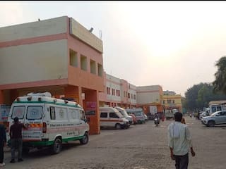 UP News: इटावा जिला अस्पताल में टॉर्च जलाकर डॉक्टरों ने लगाया टांका, लाइट नहीं होने से घंटों पसरा रहा अंधेरा