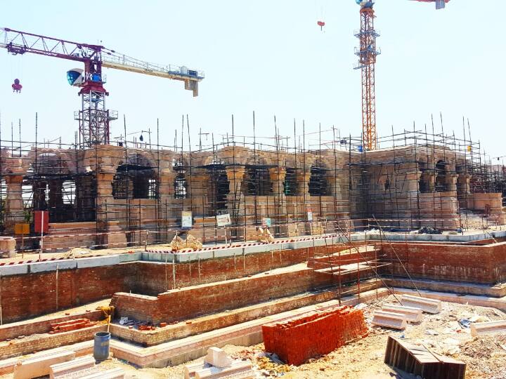 भगवान राम लला का मंदिर 161 फीट ऊंचा होगा जो 3 फ्लोर में बनाया जाएगा. अभी प्रथम तल का निर्माण कार्य चल रहा है. प्रथम तल का निर्माण कार्य अक्टूबर 2023 में पूरा हो जाएगा और बाकी का निर्माण कार्य चलता रहेगा.