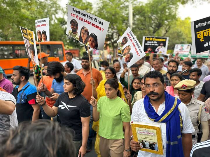 कोल्हापूरसह राज्यातील पैलवानांनी एकमुखाने या महिला कुस्तीपटूंच्या पाठिंब्यासाठी समोर यावे, असे आवाहन राजू शेट्टी यांनी केले आहे.