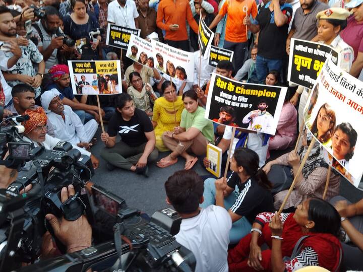 सरकारची भूमिका संशयास्पद वाटत आहे. तेव्हा कोल्हापूरसह राज्यातील पैलवानांनी एकमुखाने या महिला कुस्तीपटूंच्या पाठिंब्यासाठी समोर यावे, असे आवाहन राजू शेट्टी यांनी केले आहे.