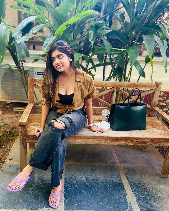 రీతూ చౌదరి లేటెస్ట్ ఫోటోలను ఇక్కడ చూడండి.