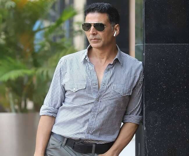 अक्षय कुमार – बॉलीवुड एक्टर अक्षय कुमार भी इस लिस्ट में शामिल है. अक्षय का नाम भी अपने लंबे करियर में कई एक्ट्रेसेस के साथ जुड़ चुका है. आज भी बॉलीवुड गलियारों में रवीना टंडन और शिल्पा शेट्टी के साथ अक्षय के प्यार के किस्से सुनने को मिलते हैं.