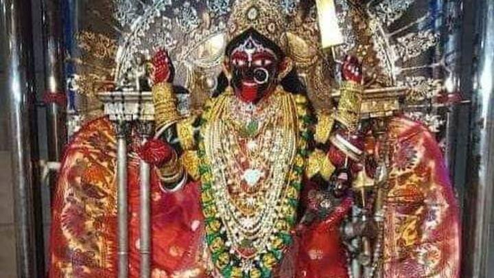 দক্ষিণেশ্বর মন্দিরে প্রধান তিনটি কালীপুজো-- ফলহারিণী, দীপান্বিতা আর রটন্তী। জ্যৈষ্ঠ মাসের অমাবস্যা তিথিতে হয় ফলহারিণী পুজো। বিশ্বাস, এই পুজোতে কৃতকর্মের যাবতীয় ফল হরণ করেন দেবী। তাই এই পুজোর নাম ফলহারিণী কালীপুজো
