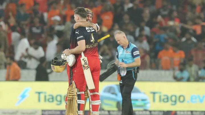 শেষমেশ চার বল বাকি থাকতেই আরসিবি ৮ উইকেটে ম্যাচ জিতে নেয়। এই প্রথমবার আইপিএলে দুই দলের ব্যাটারই এক ম্যাচে শতরান হাঁকালেন। কোহলির দাপটে জলে গেল ক্লাসেনের চোখধাঁধানো ইনিংস।