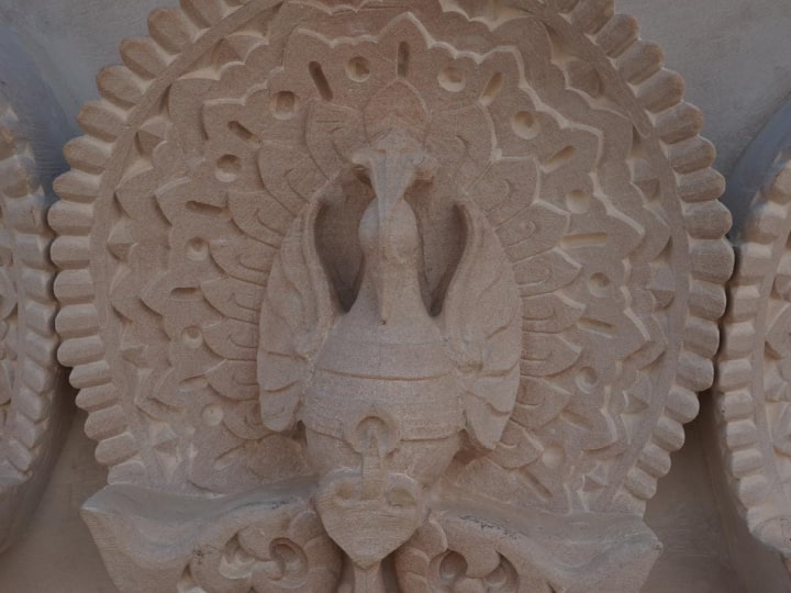 श्री राम जन्मभूमि तीर्थ क्षेत्र ट्रस्ट ने फोटो जारी करते हुए लिखा कि 'श्री राम जन्मभूमि मंदिर में स्तंभों पीठिका तथा अन्य स्थानों पर सज्जित होने के लिए शास्त्रीय ग्रंथों में वर्णित कथाओं के आधार पर सुंदर मूर्तियों का निर्माण किया जा रहा है. इन मूर्तियों का निर्माण प्रक्रिया की सारिणी के अनुसार निर्दिष्ट स्थानों पर प्रस्थापित किया जाएगा'