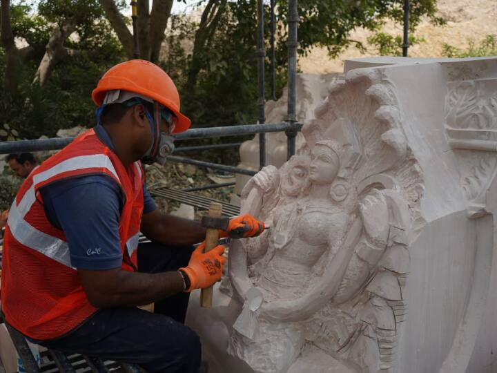 इससे यह जाहिर होता है कि गर्भ ग्रह का निर्माण कार्य पूरा हो चुका है और जो गर्भ ग्रह में जो पत्थर लगे हुए हैं उन पत्थरो पर अब देवी देवताओं की तस्वीर बनाई जा रही है.