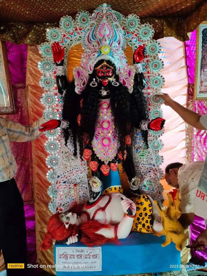 কথিত আছে, ফলহারণী কালীপুজোর সময়ে সারদা মা-কে দেবী জ্ঞানে ষোড়শ উপচারে পুজো করেছিলেন রামকৃষ্ণ পরমহসংদেব। তাই ফলহারিণী কালীপুজোর পাশাপাশি, সেই রীতি মেনে এদিন রামকৃষ্ণের শয়নকক্ষে মা সারদার পুজোও হয়।
