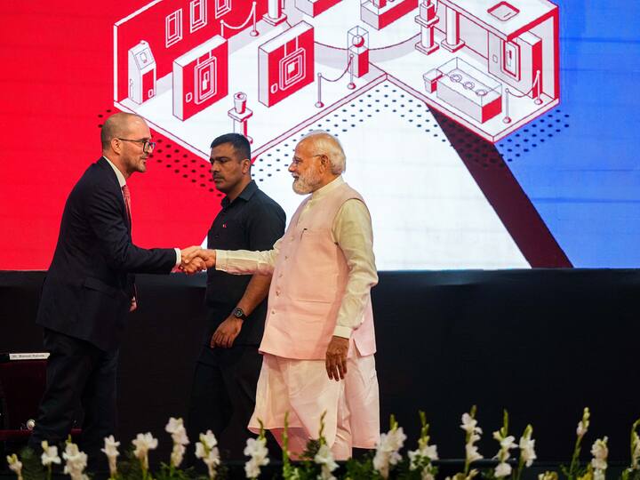 देशातील विमानतळाच्या संख्येत आज 75 वरून 150 इतकी वाढ झाली आहे असे सांगून देशातील सर्वसामान्य नागरिक आपल्या विमानप्रवासाचा अनुभव शेअर करतानाच्या समाज माध्यमांवरील छायाचित्रांकडे त्यांनी लक्ष वेधले.