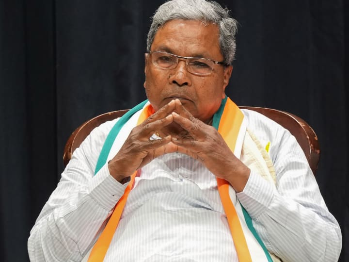 नौ बार विधायक रह चुके सिद्धारमैया वर्ष 2006 में जेडी(एस) का दामन छोड़ कांग्रेस पार्टी में शामिल हुए थे. कांग्रेस में शामिल होने के तुरंत बाद सिद्धारमैया ने चामुंडेश्वरी विधानसभा सीट से इस्तीफा दे दिया था. उन्होंने कांग्रेस के टिकट पर इसी सीट से उपचुनाव लड़ा और जीत भी दर्ज की.