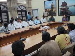 IAS टीना डाबी ने पाक-हिंदू शरणार्थियों संग की बैठक, इस शर्त पर धरना खत्म करने को हुए तैयार