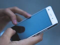 दुकान पर चाय पी रहा था बुजुर्ग, जेब में रखा मोबाइल अचानक हुआ ब्लास्ट