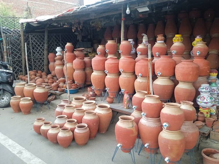 Warangal News Clay Pots High Demand For Earthen Pots During Summer in Warangal Clay Pots Demand: చల్లని నీళ్లతో పాటు చక్కటి ఆరోగ్యాన్ని అందించే పేదోడి ఫ్రీజ్ కు భలే గిరాకీ