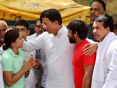 26वें दिन पहलवानों का प्रदर्शन जारी, दिल्ली के जंतर-मंतर पर पहुंचे रणदीप सुरजेवाला ने मोदी सरकार को घेरा