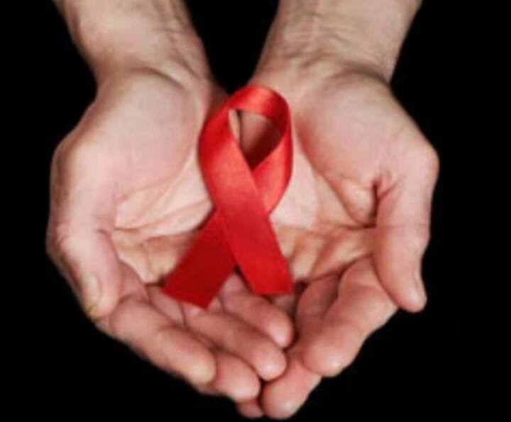 ਇਸ ਲਈ ਨਹੀਂ ਬਣ ਸਕੀ ਵੈਕਸੀਨ : ਏਡਜ਼ ਦਾ ਟੀਕਾ ਅਜੇ ਤੱਕ ਨਹੀਂ ਬਣਾਇਆ ਗਿਆ ਹੈ ਕਿਉਂਕਿ ਐੱਚਆਈਵੀ ਇੱਕ ਗੁੰਝਲਦਾਰ ਵਾਇਰਸ ਹੈ ਜੋ ਜਲਦੀ ਪਰਿਵਰਤਨ ਕਰਦਾ ਹੈ, ਜਿਸ ਨਾਲ ਨਿਸ਼ਾਨਾ ਬਣਾਉਣਾ ਮੁਸ਼ਕਲ ਹੋ ਜਾਂਦਾ ਹੈ। ਦੱਸ ਦੇਈਏ ਕਿ ਐੱਚਆਈਵੀ ਦੇ ਵਿਰੁੱਧ ਲੰਬੇ ਸਮੇਂ ਤੱਕ ਪ੍ਰਤੀਰੋਧਕ ਸਮਰੱਥਾ ਬਣਾਉਣਾ ਵੀ ਚੁਣੌਤੀਪੂਰਨ ਹੈ।