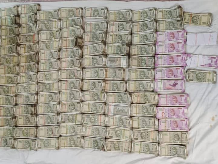 Assam Police Arrests Govt Official Minakshi Kakati Kalita In Bribery Case Rs 6537500 Recovered From Her House Assam News: असम में स्टेट GST की असिस्टेंट कमिश्नर घूस लेते हुए रंगे हाथ गिरफ्तार, घर से बरामद हुए 65 लाख से ज्यादा रुपये