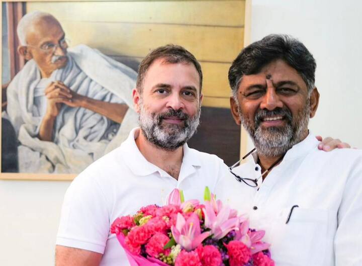 सीएम पद की रेस में डीके शिवकुमार भी सिद्धारमैया को टक्कर दे रहे थे. कर्नाटक में जीत के बाद शिवकुमार ने भी दिल्ली में राहुल गांधी से मुलाकात की थी.