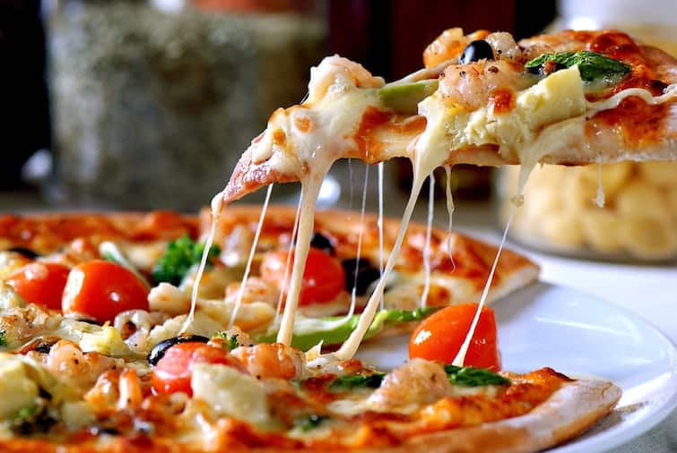 Pizza Health Risk: Do you eat pizza every week? Know what effects it has on your body? Pizza Health Risk: શું તમે દર અઠવાડિયે ખાઓ છો પિઝા? જાણો તમારા શરીર પર શું થાય છે અસર?