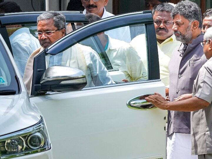 Karnataka Results 2023 Siddaramaiah and DK Shivakumar go to Delhi on May 19 to discuss cabinet formation Karnataka Result: कैसी होगी कैबिनेट, कौन-कौन मंत्री... चर्चा करने फिर दिल्ली जाएंगे- पढ़ें लेटेस्ट अपडेट