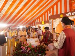 Bageshwar Dham: बिहार में छाए रहे धीरेंद्र शास्त्री, आम से लेकर वीआईपी मिलने पहुंचे, तस्वीरों में देखिए किसने-किसने लगाई अर्जी