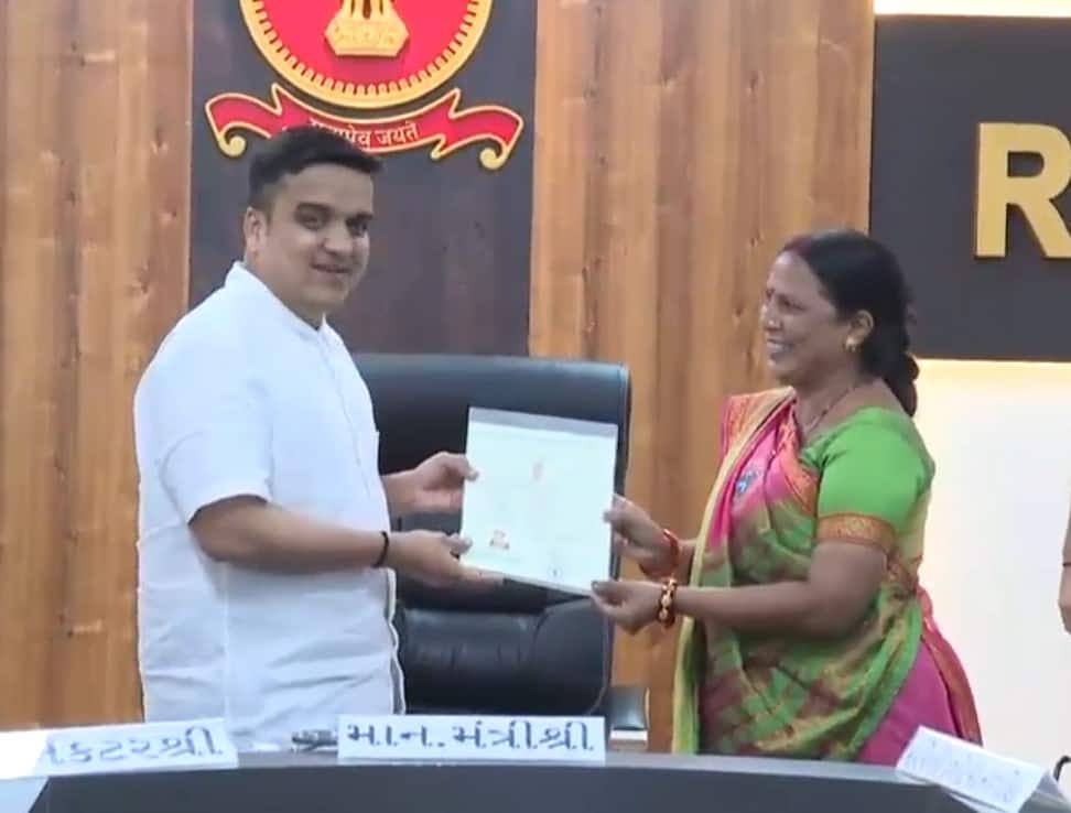 Rajkot: 10 વર્ષ પહેલા પાકિસ્તાનથી રાજકોટ આવેલા 13 લોકોને મળી ભારતની નાગરિકતા, કહ્યું, આજે અમને... 13 people who came to Rajkot from Pakistan were given Indian citizenship Rajkot: 10 વર્ષ પહેલા પાકિસ્તાનથી રાજકોટ આવેલા 13 લોકોને મળી ભારતની નાગરિકતા, કહ્યું, આજે અમને...